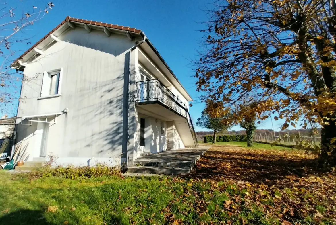 Maison de 3 chambres à Leguillac de l'Auche sur 8000m2 