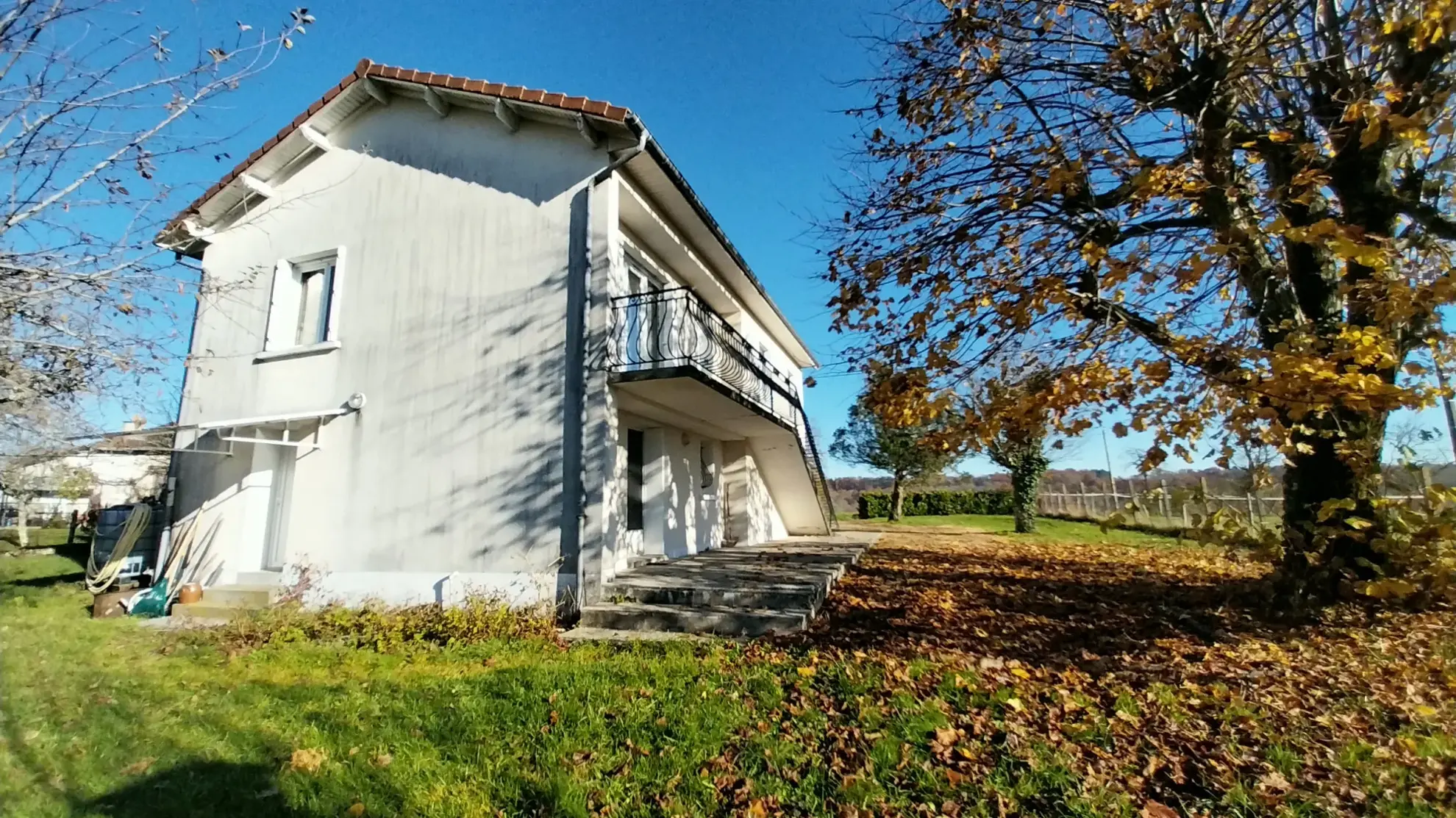 Maison de 3 chambres à Leguillac de l'Auche sur 8000m2 