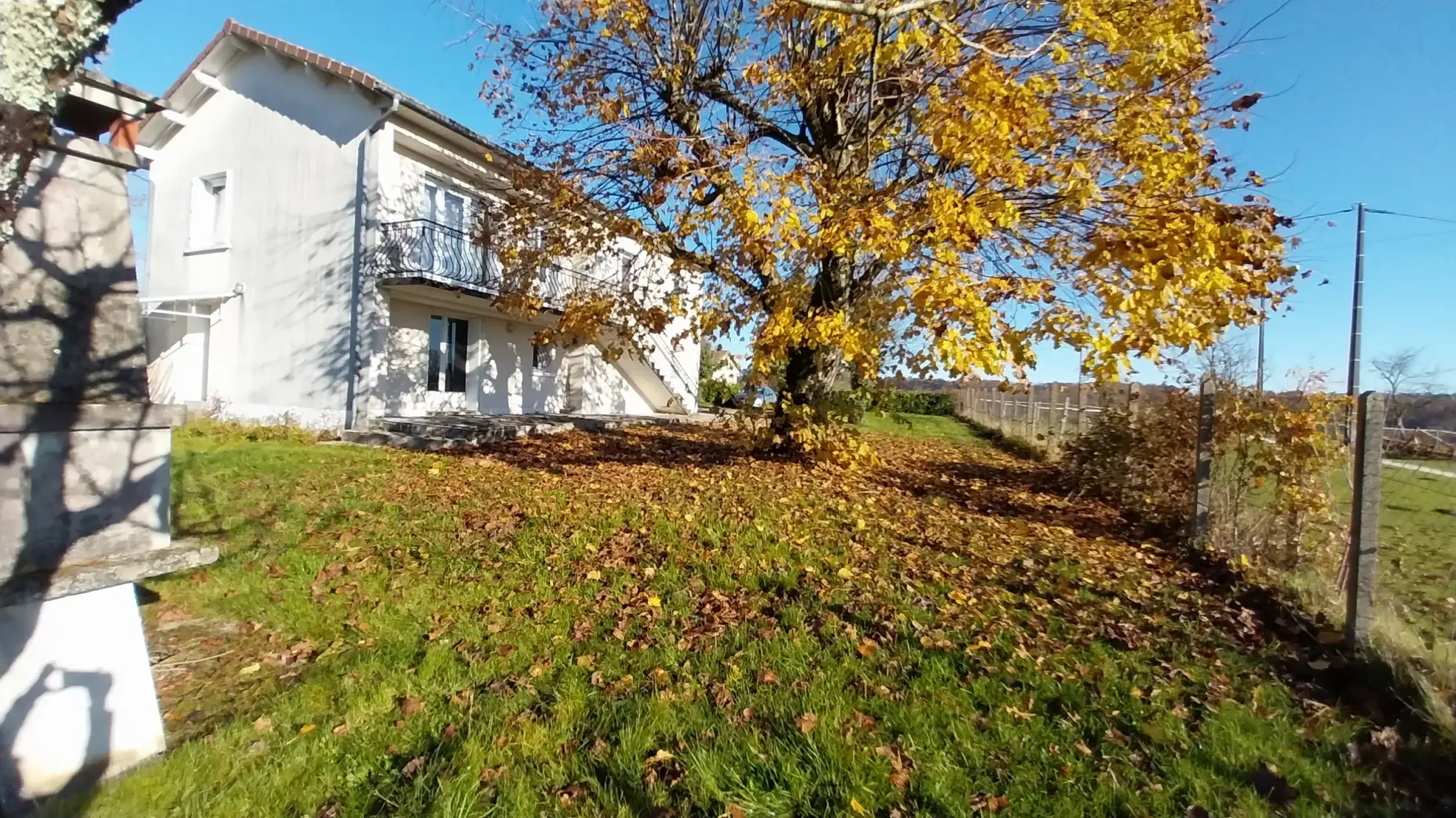 Maison de 3 chambres à Leguillac de l'Auche sur 8000m2 