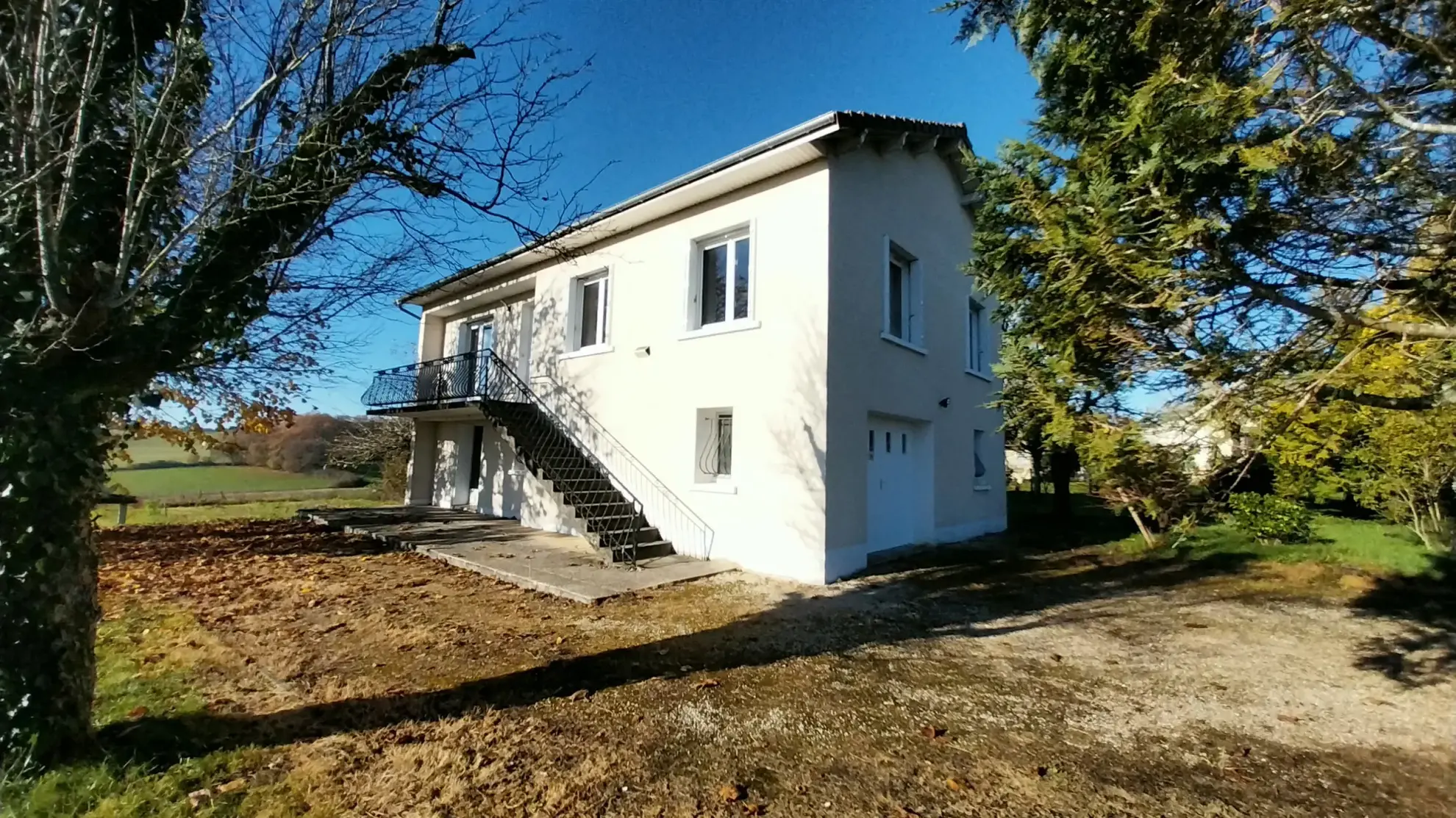 Maison de 3 chambres à Leguillac de l'Auche sur 8000m2 