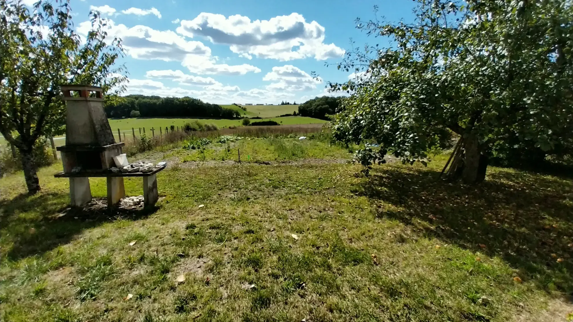 Maison de 3 chambres à Leguillac de l'Auche sur 8000m2 