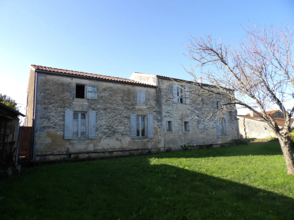 Maison charentaise en 2 parties avec jardin, puits et dépendances