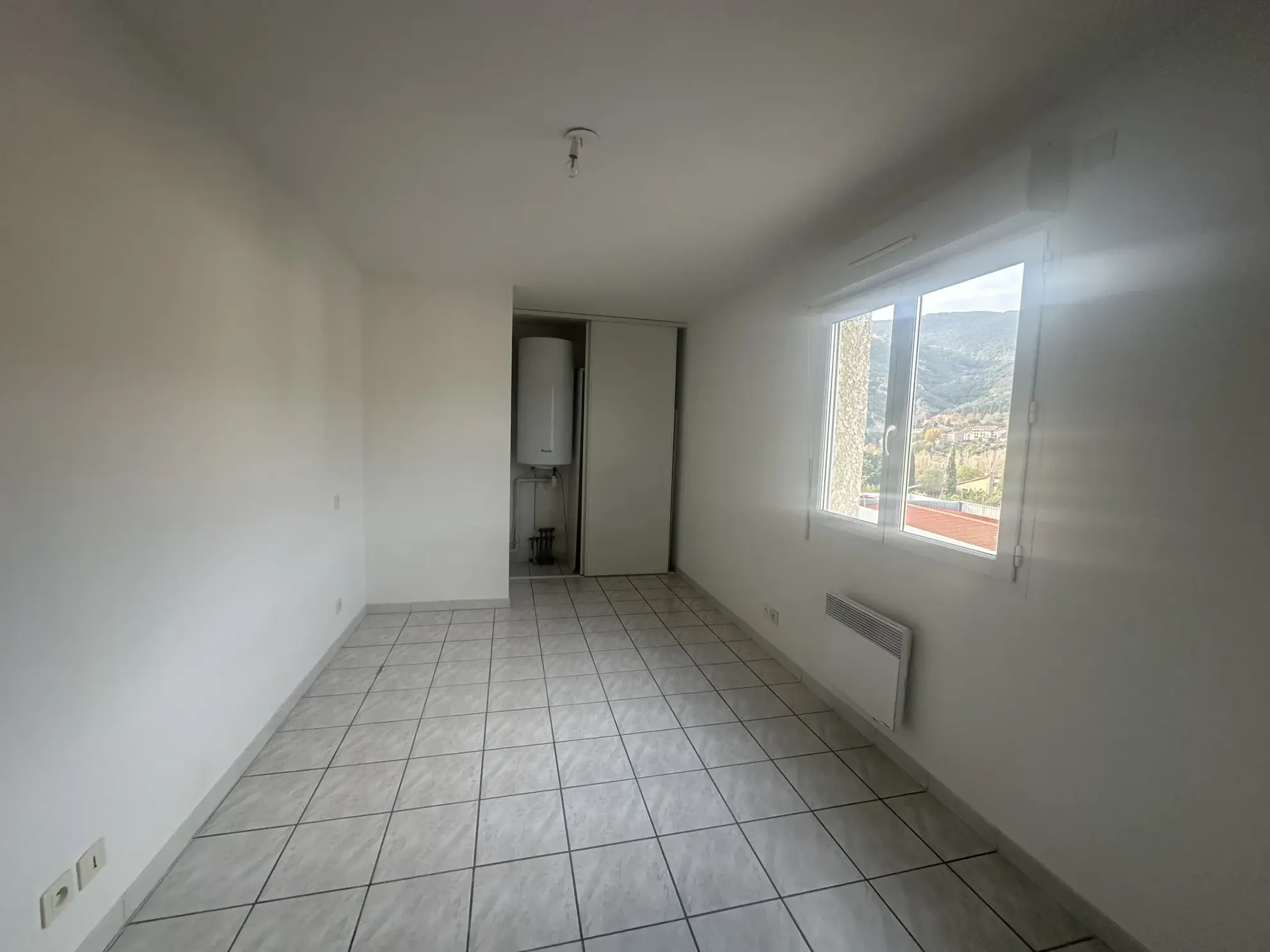 Appartement F2 à vendre à Amélie-les-Bains avec garage et vue 