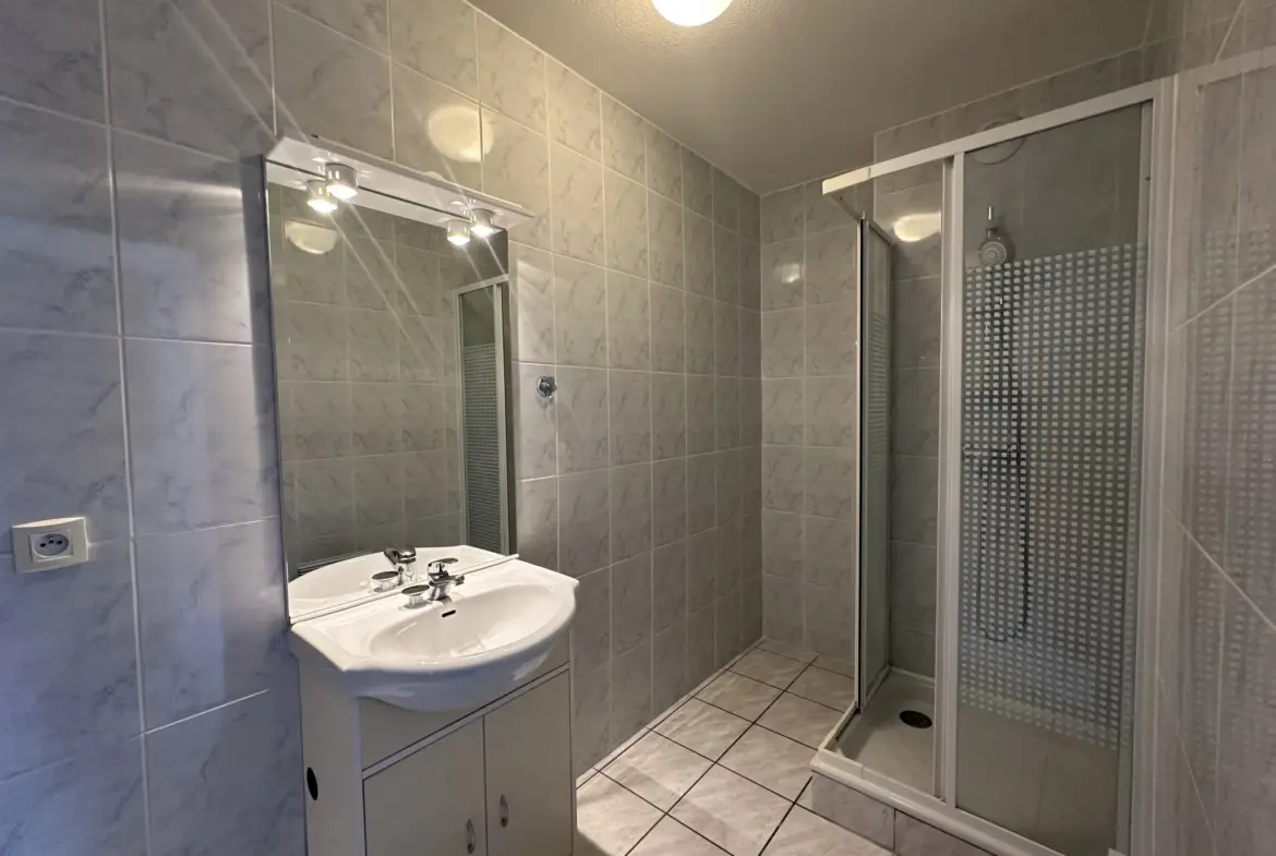 Appartement F2 à vendre à Amélie-les-Bains avec garage et vue 