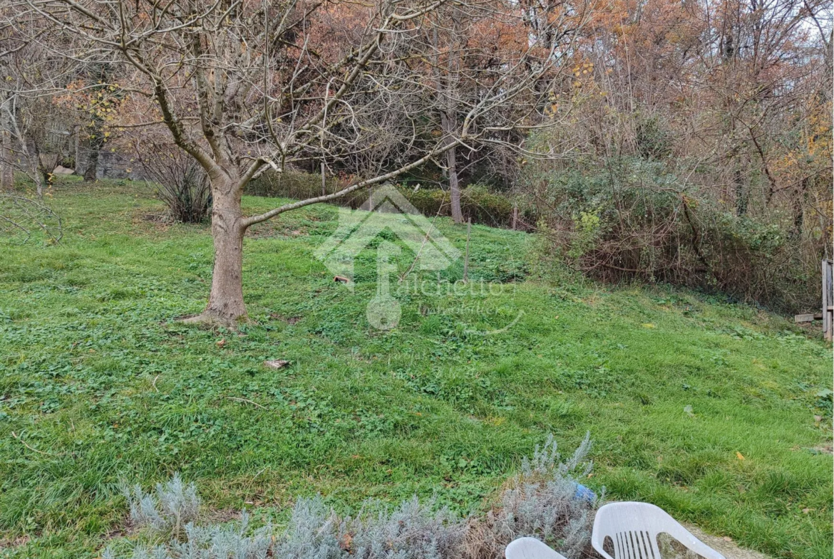 Maison Familiale Rénovée à Châteldon avec Vue sur le Château 