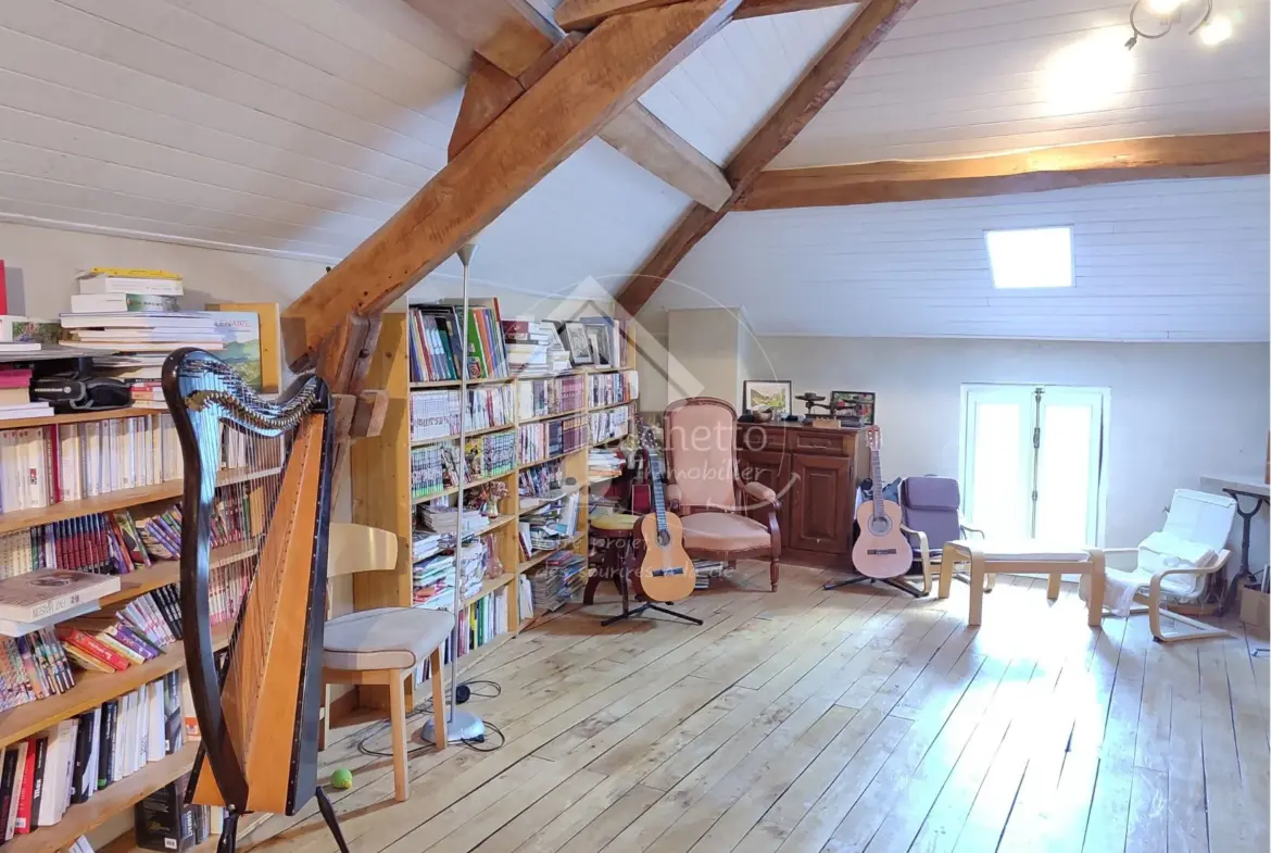 Maison Familiale Rénovée à Châteldon avec Vue sur le Château 