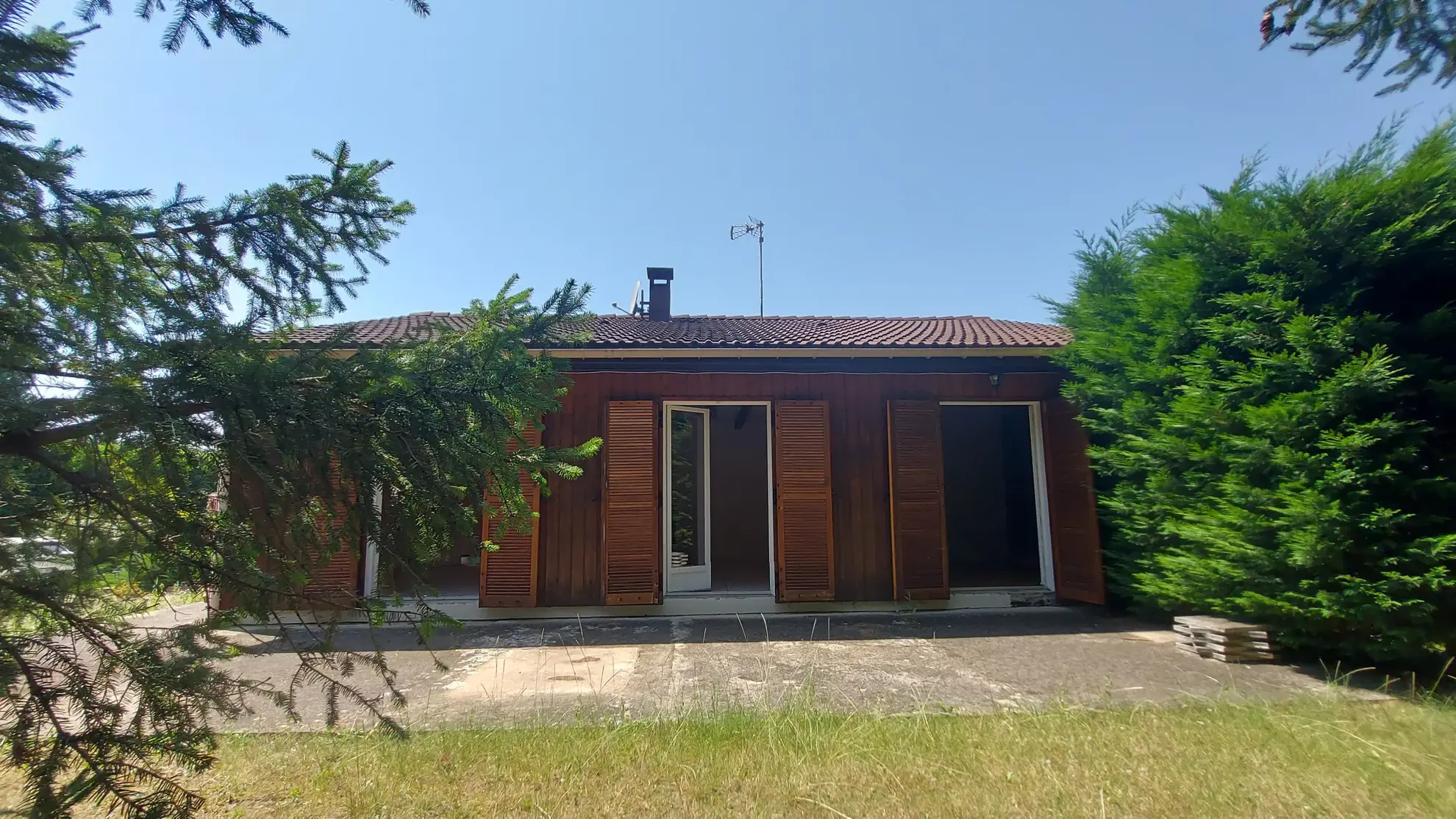 Villa à vendre avec piscine et grand terrain à Seyssuel 