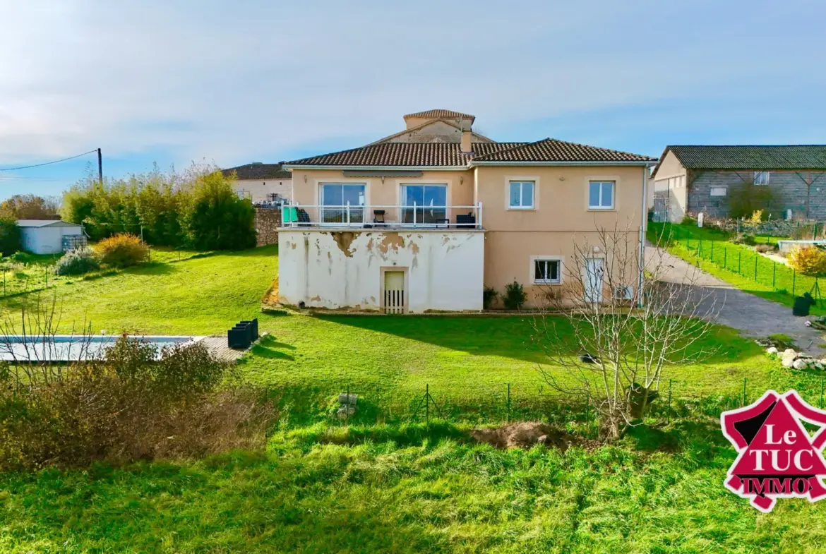 Maison contemporaine avec piscine chauffée à Massoules 