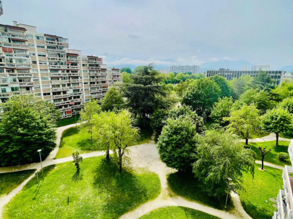 T4 à rénover à Grenoble, 80 m² avec balcon et terrasse