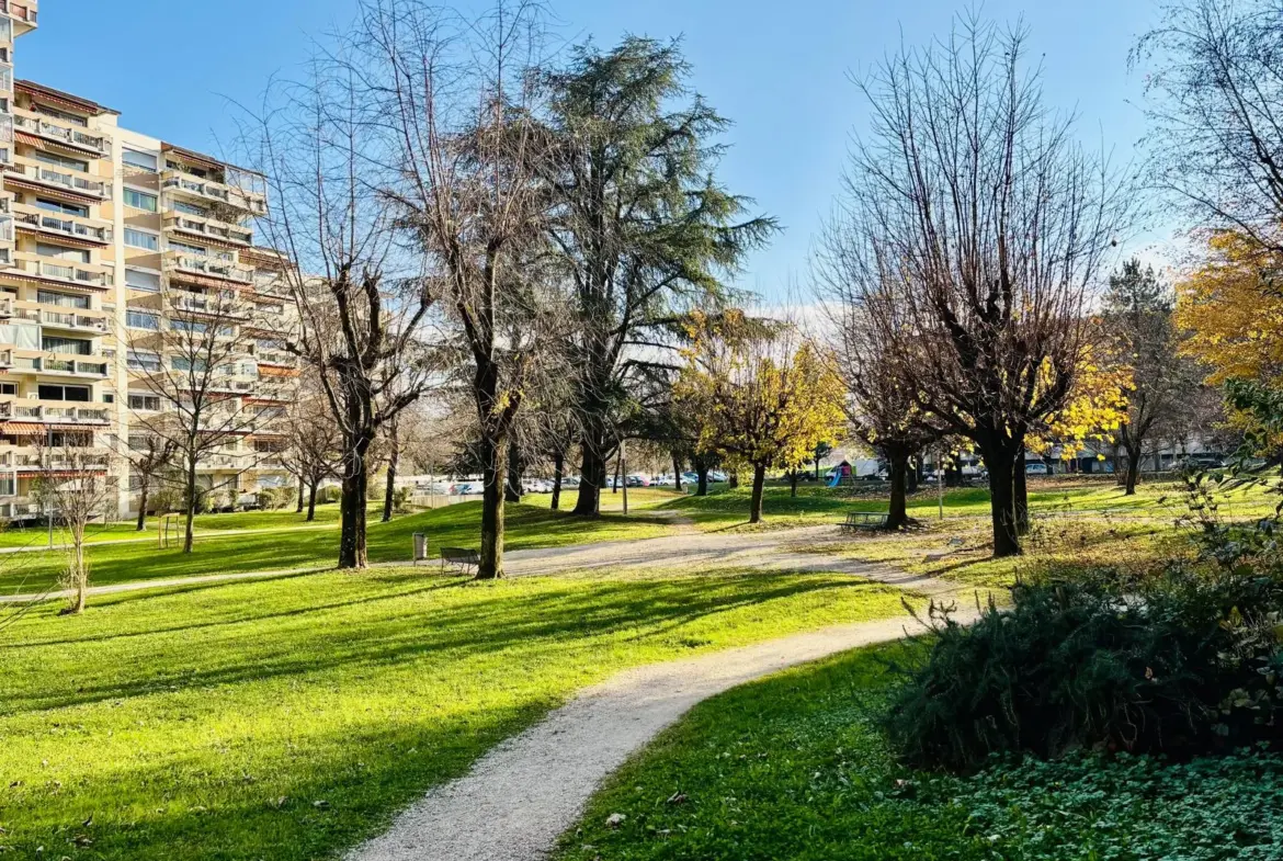 T4 à rénover à Grenoble, 80 m² avec balcon et terrasse 