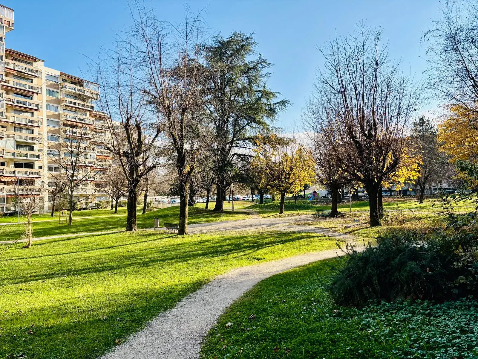 T4 à rénover à Grenoble, 80 m² avec balcon et terrasse 