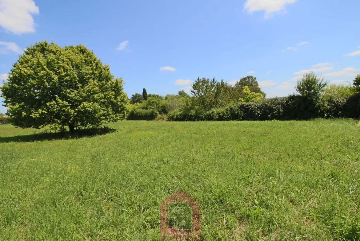 Terrain constructible de 3400 m² à vendre à Puy l'Évêque 