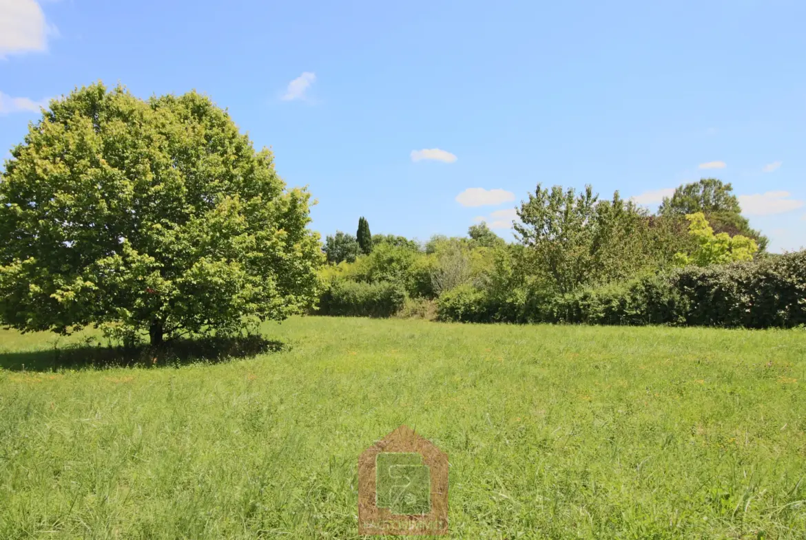 Terrain constructible de 3400 m² à vendre à Puy l'Évêque 