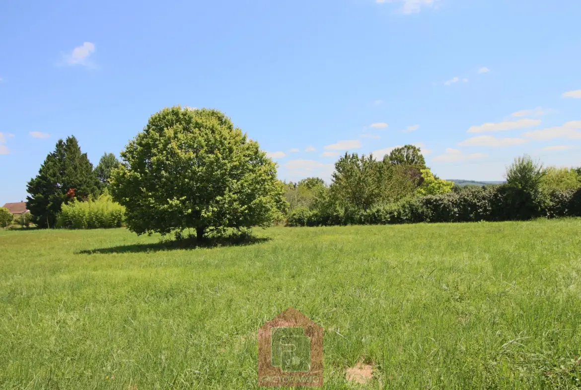 Terrain constructible de 3400 m² à vendre à Puy l'Évêque 