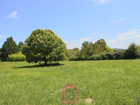 Terrain constructible de 3400 m² à vendre à Puy l'Évêque