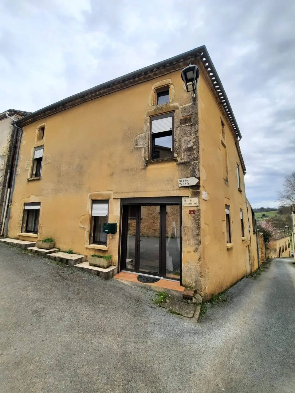 Maison spacieuse à vendre à Lacapelle-Biron, proche de Monflanquin 