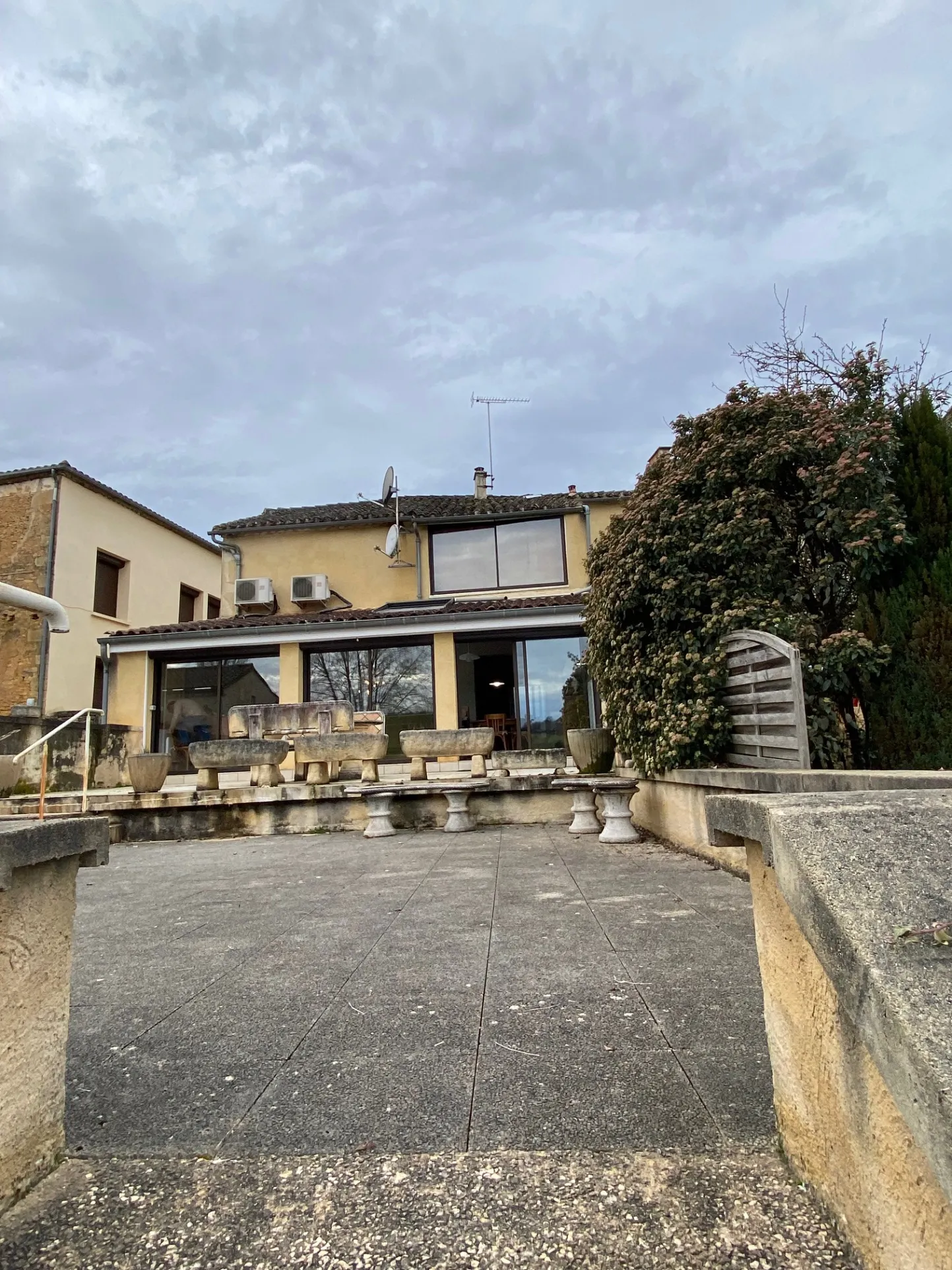 Maison spacieuse à vendre à Lacapelle-Biron, proche de Monflanquin 