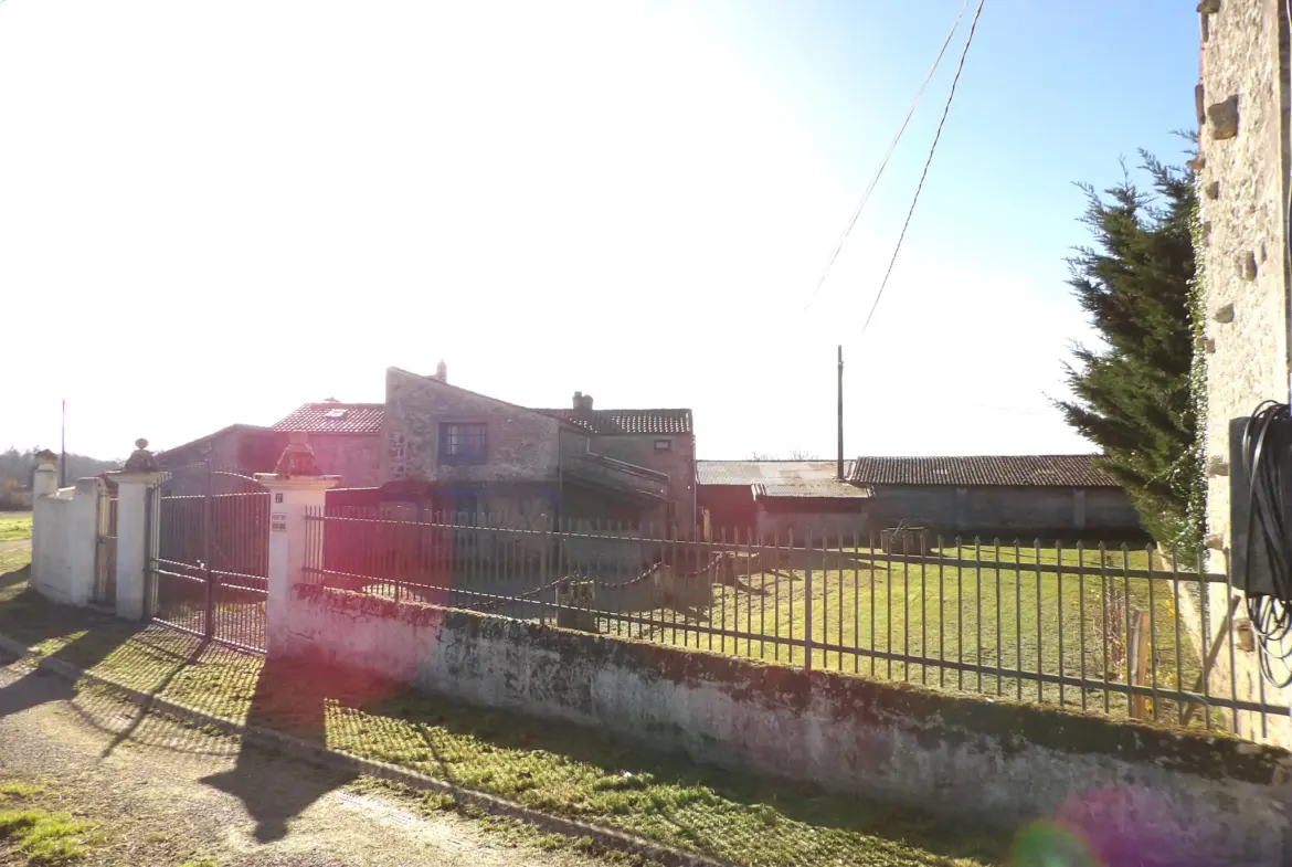 Maison 6 pièces principales à Saint Savinien avec jardin et dépendances 