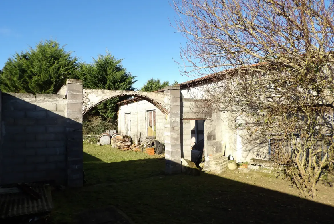 Maison 6 pièces principales à Saint Savinien avec jardin et dépendances 