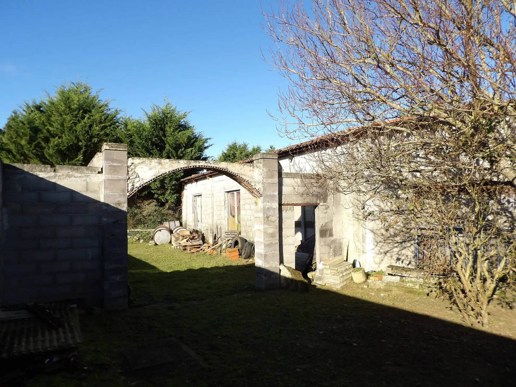 Maison 6 pièces principales à Saint Savinien avec jardin et dépendances 