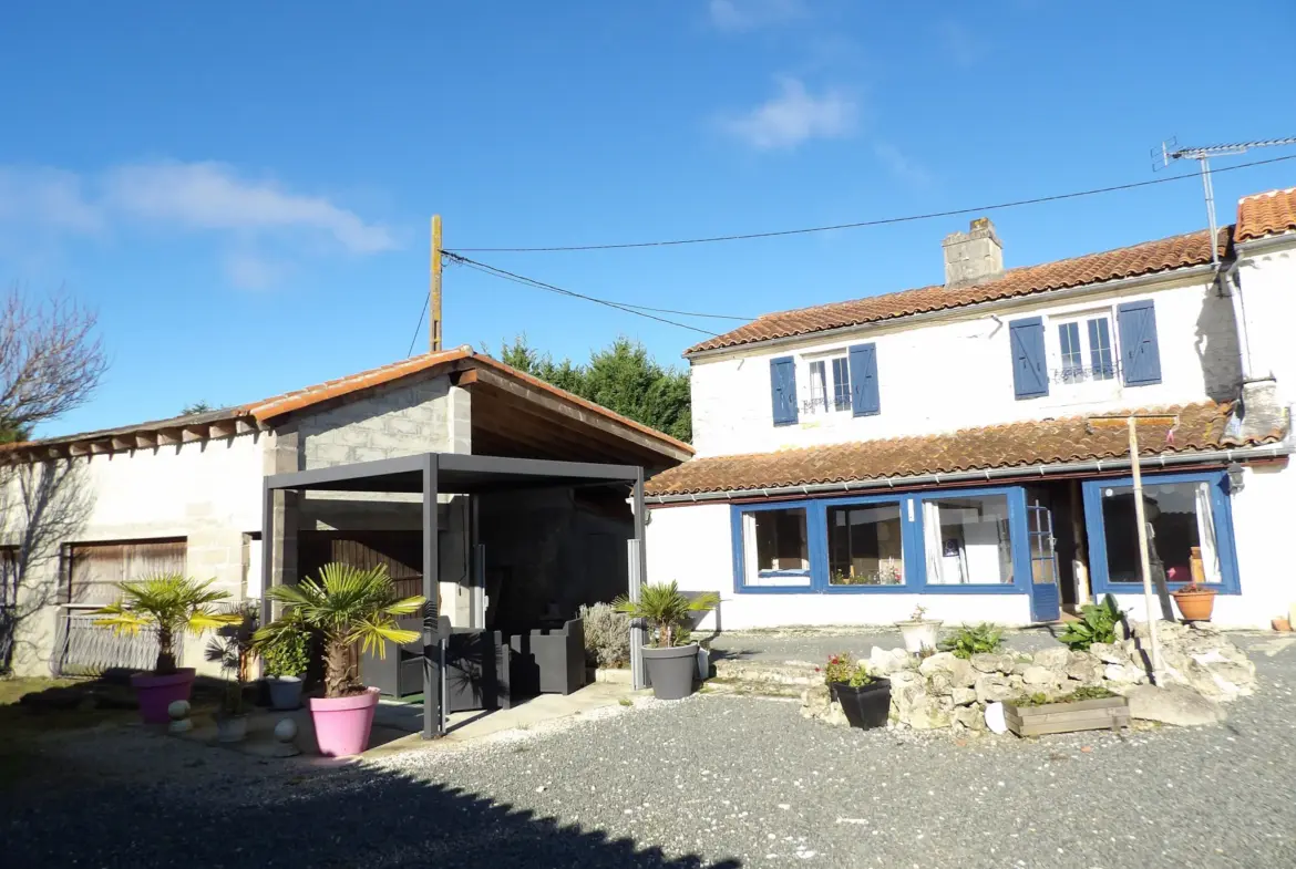 Maison 6 pièces principales à Saint Savinien avec jardin et dépendances 