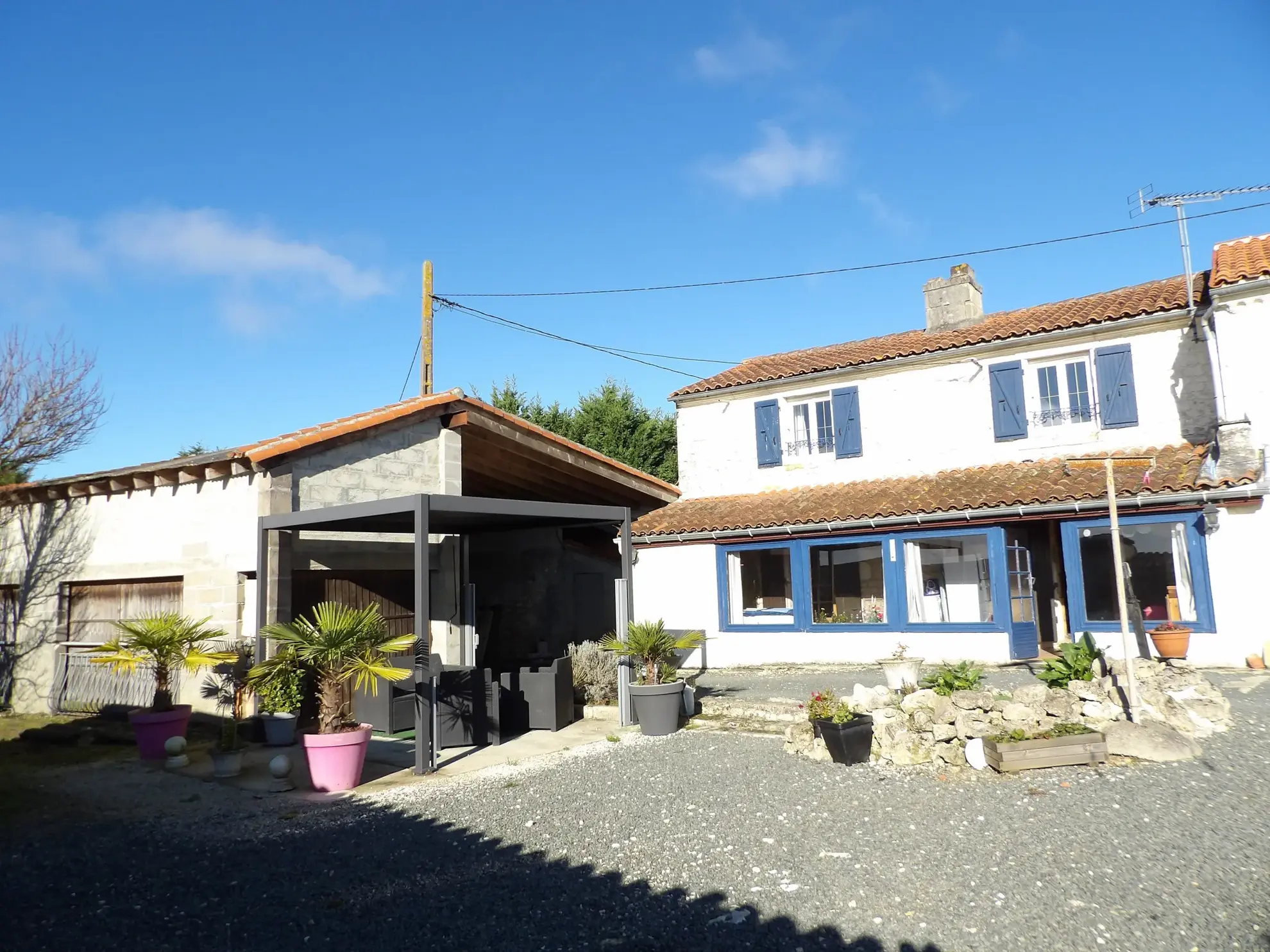 Maison 6 pièces principales à Saint Savinien avec jardin et dépendances 