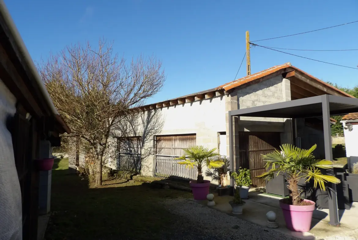 Maison 6 pièces principales à Saint Savinien avec jardin et dépendances 