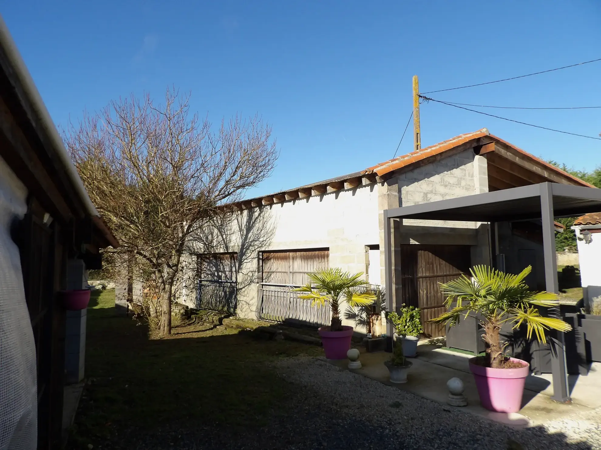 Maison 6 pièces principales à Saint Savinien avec jardin et dépendances 