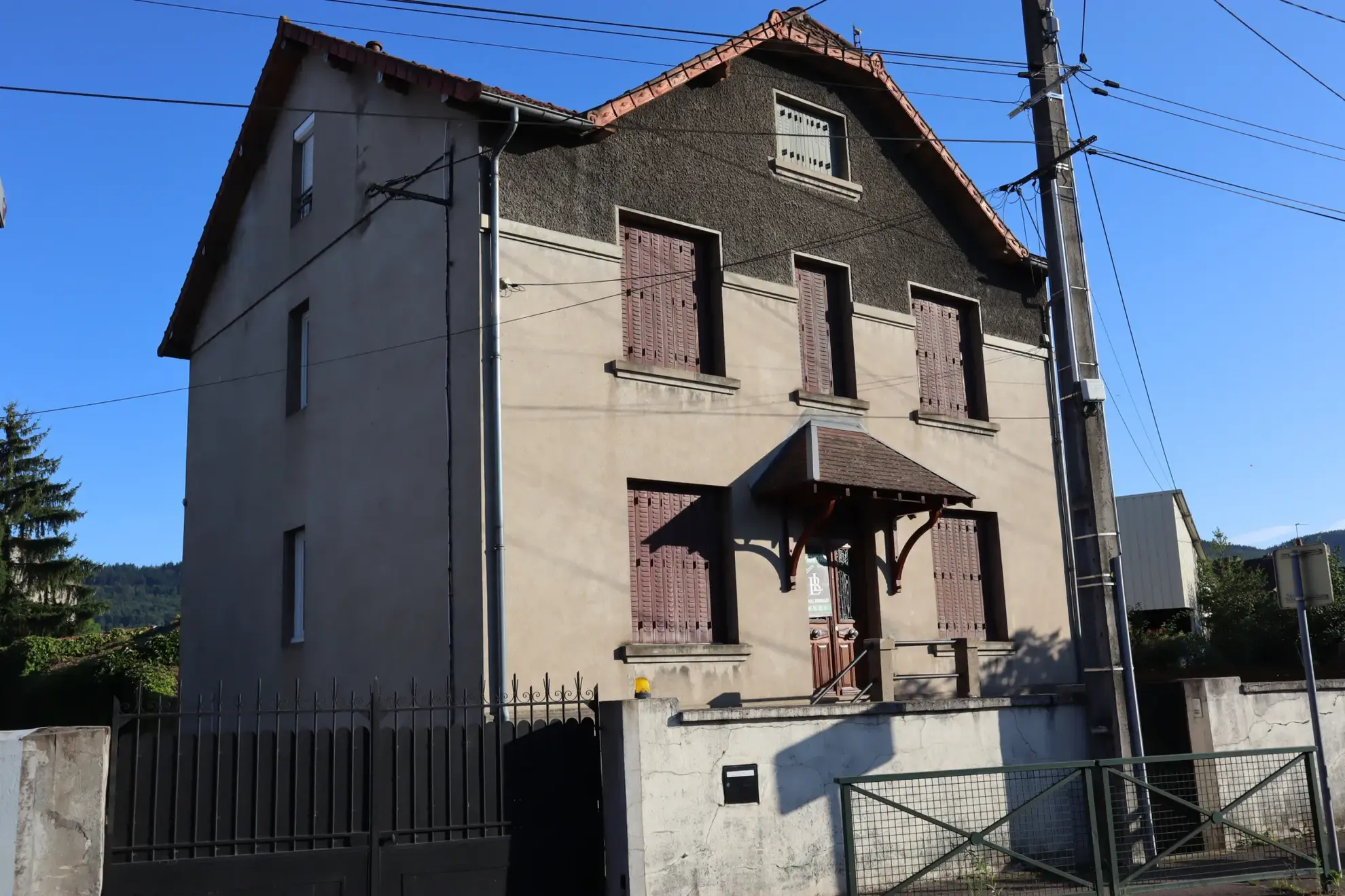 Maison divisée en deux appartements à Autun 