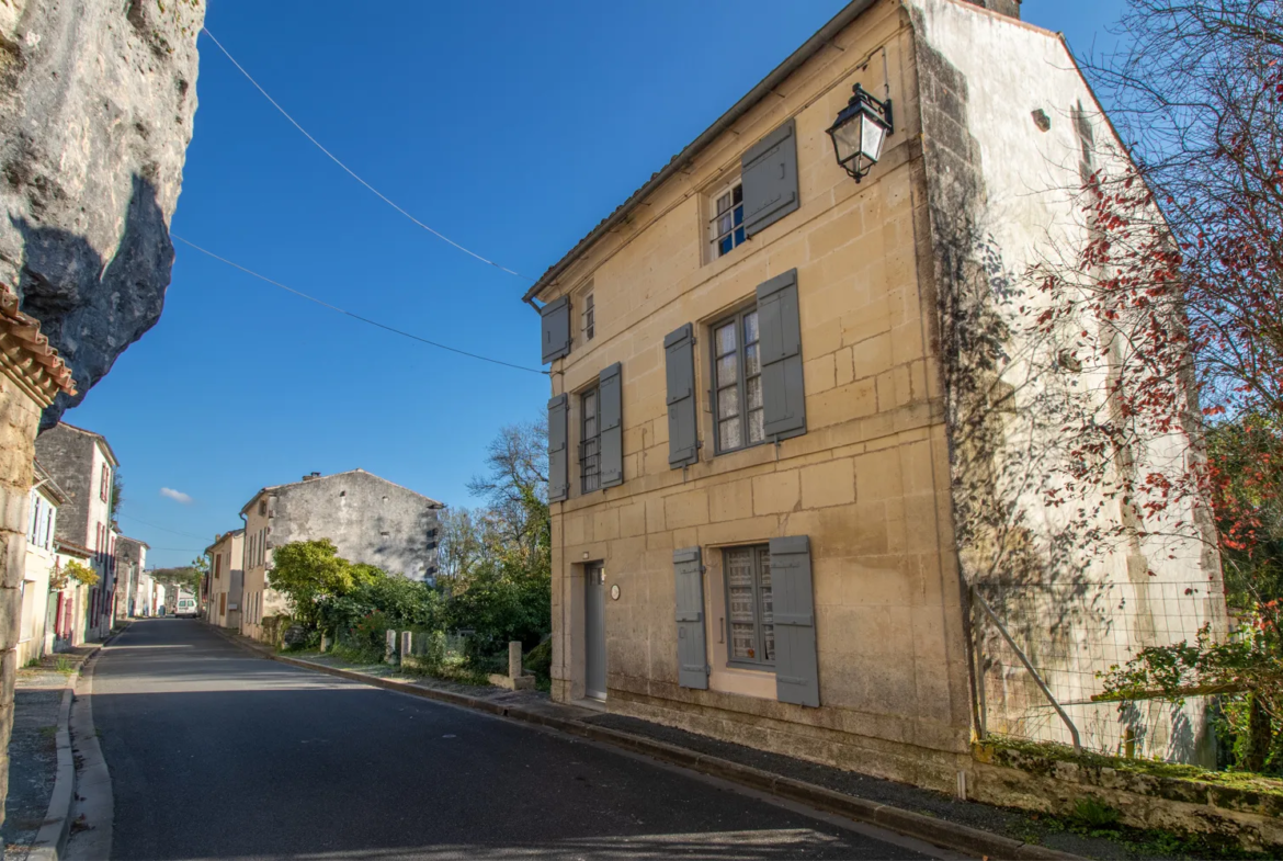 Maison ancienne de 85 m² à Saint-Savinien avec cour et grotte 