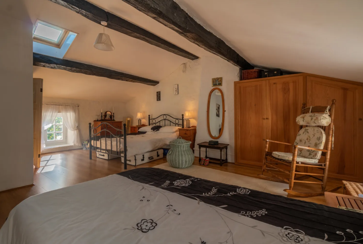 Maison ancienne de 85 m² à Saint-Savinien avec cour et grotte 