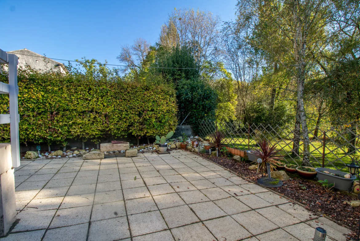 Maison ancienne de 85 m² à Saint-Savinien avec cour et grotte 