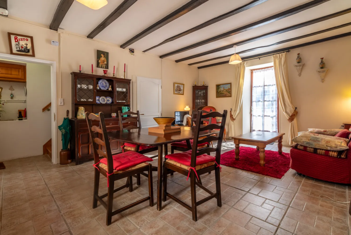 Maison ancienne de 85 m² à Saint-Savinien avec cour et grotte 