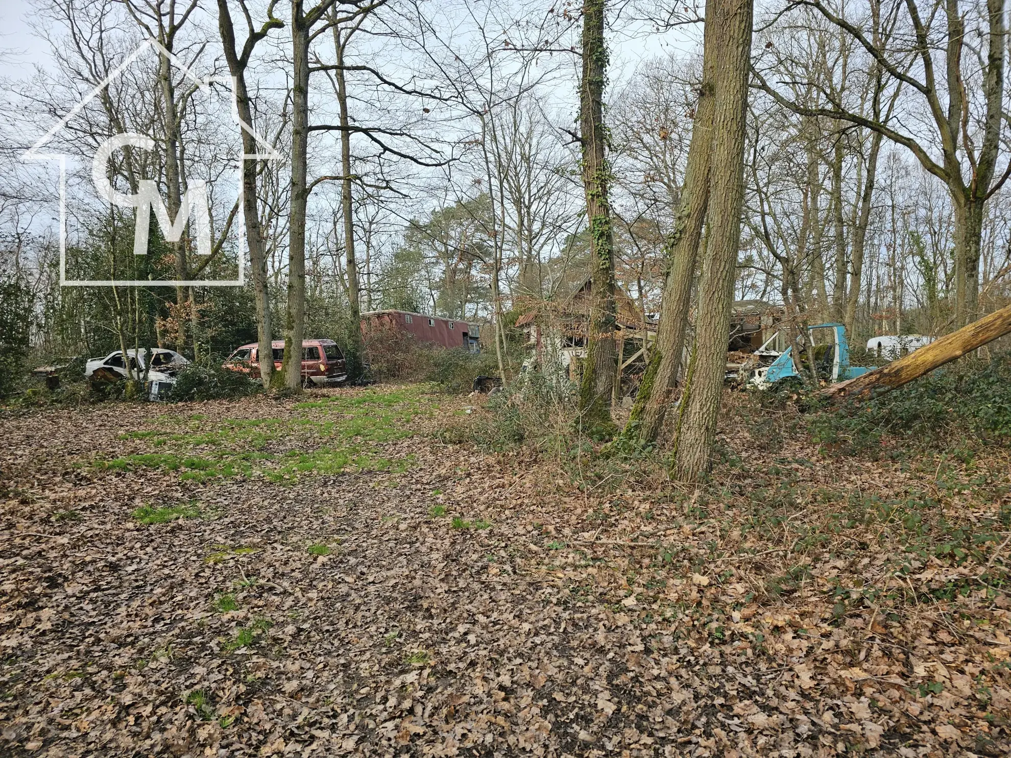 Terrain de loisirs avec chalet à rénover à Ferrières en Gatinais 