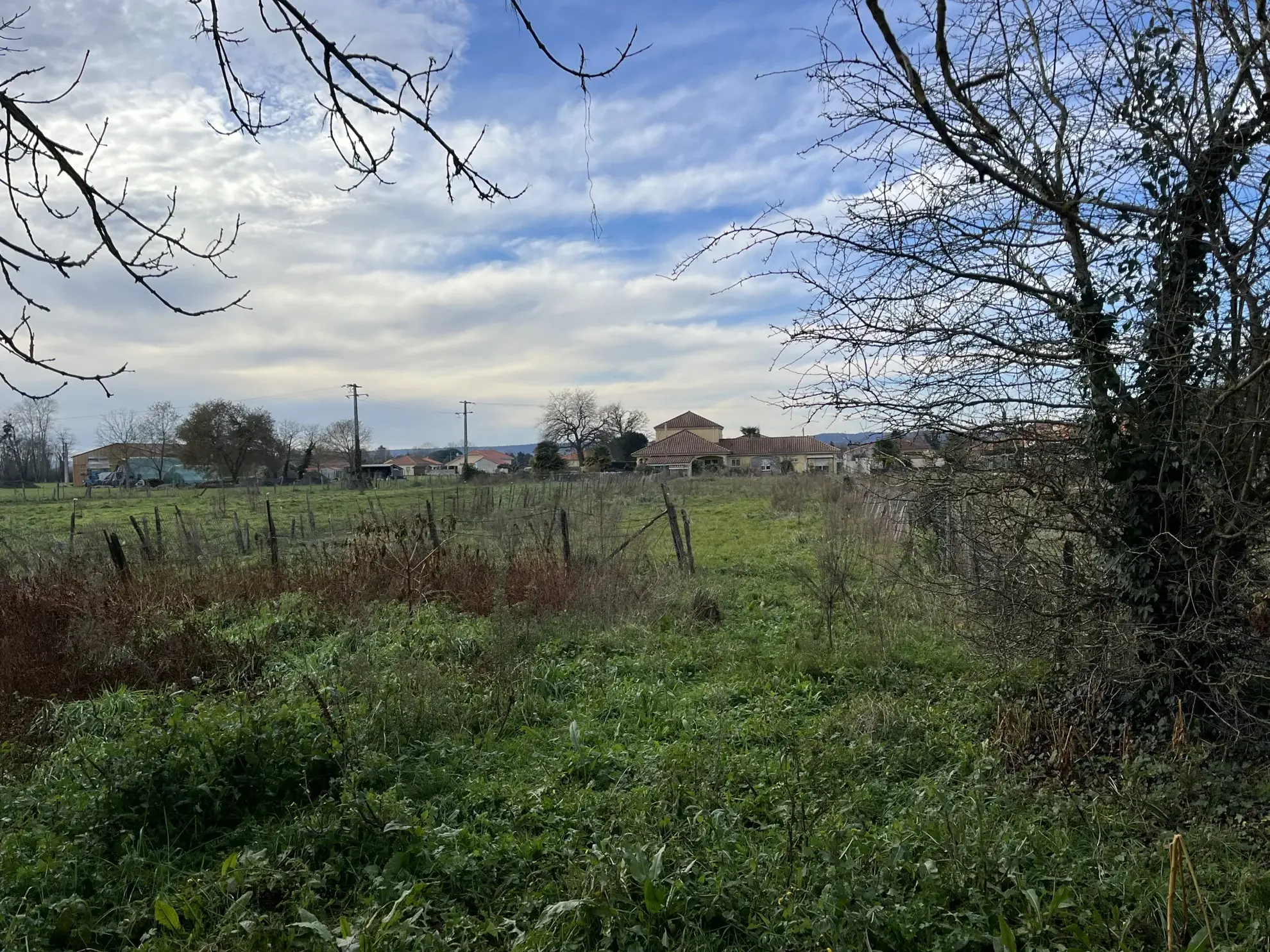 Grande maison à vendre à Bazet avec jardin constructible 