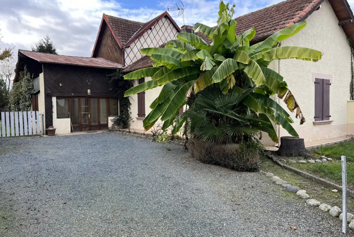 Grande maison à vendre à Bazet avec jardin constructible 