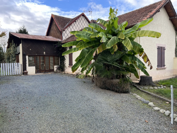 Grande maison à vendre à Bazet avec jardin constructible