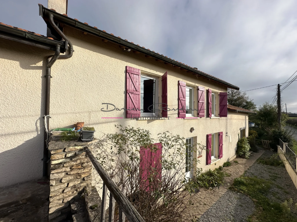 Maison avec dépendances à Perreux - 2980 m²