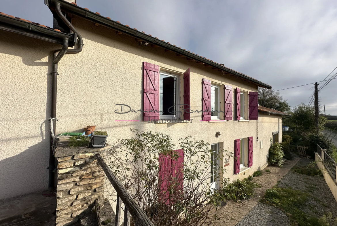 Maison avec dépendances à Perreux - 2980 m² 