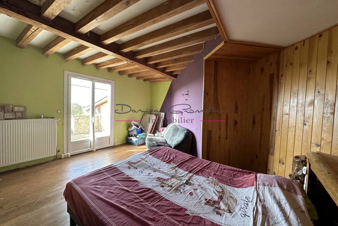 Maison avec dépendances à Perreux - 2980 m² 