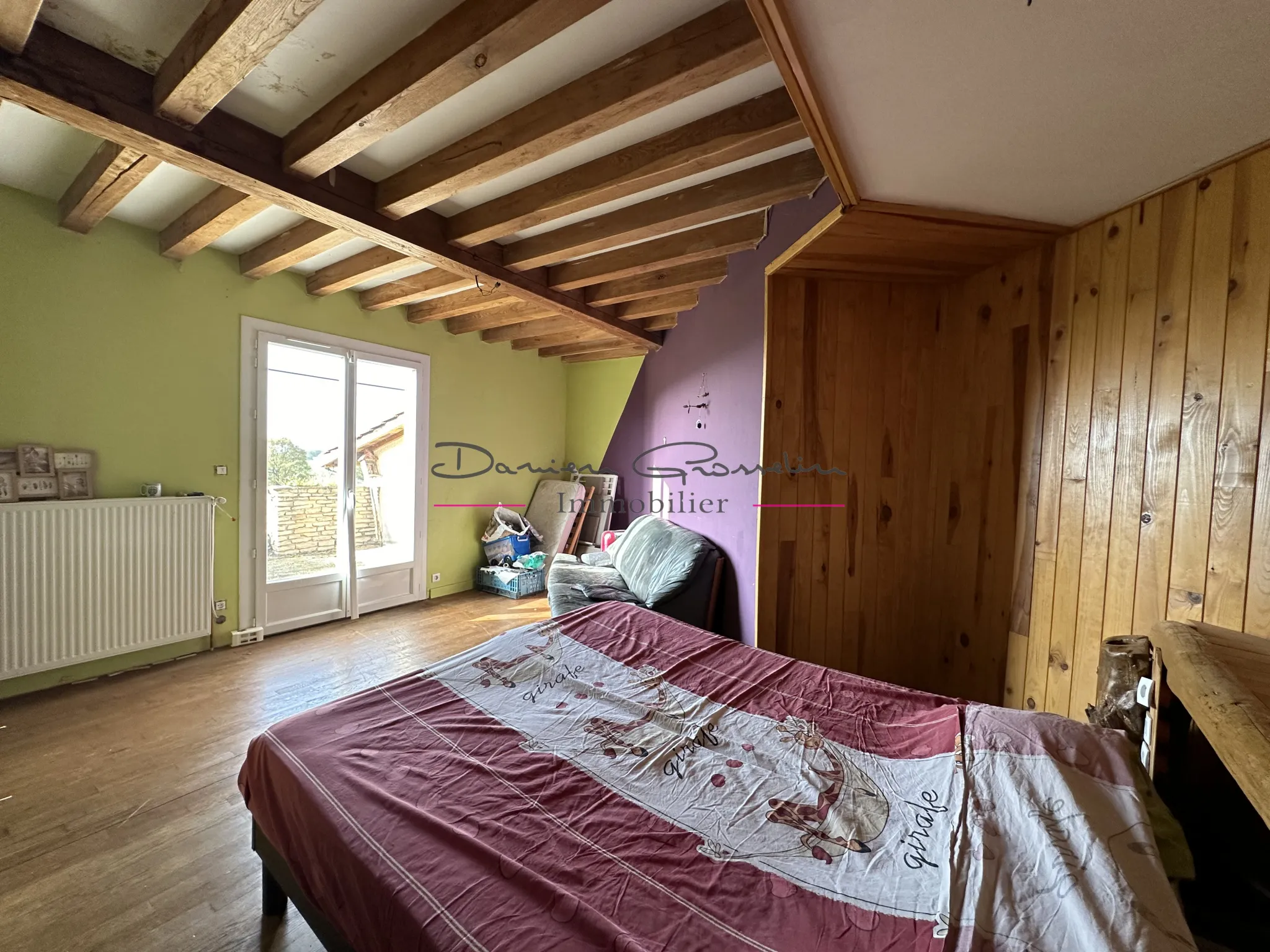 Maison avec dépendances à Perreux - 2980 m² 