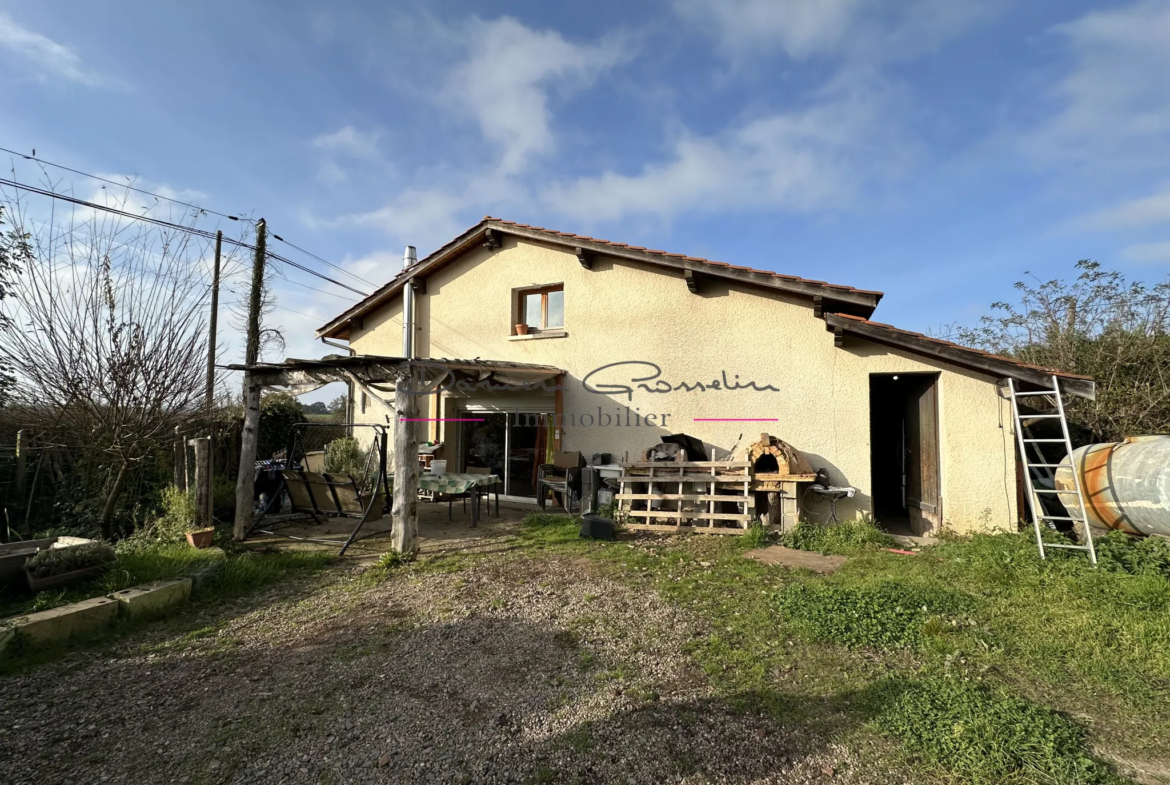 Maison avec dépendances à Perreux - 2980 m² 