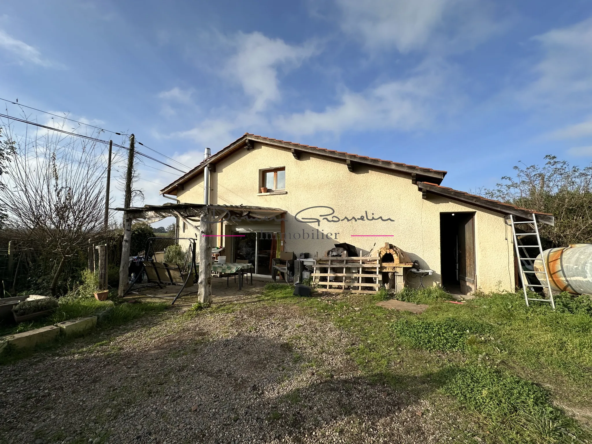 Maison avec dépendances à Perreux - 2980 m² 