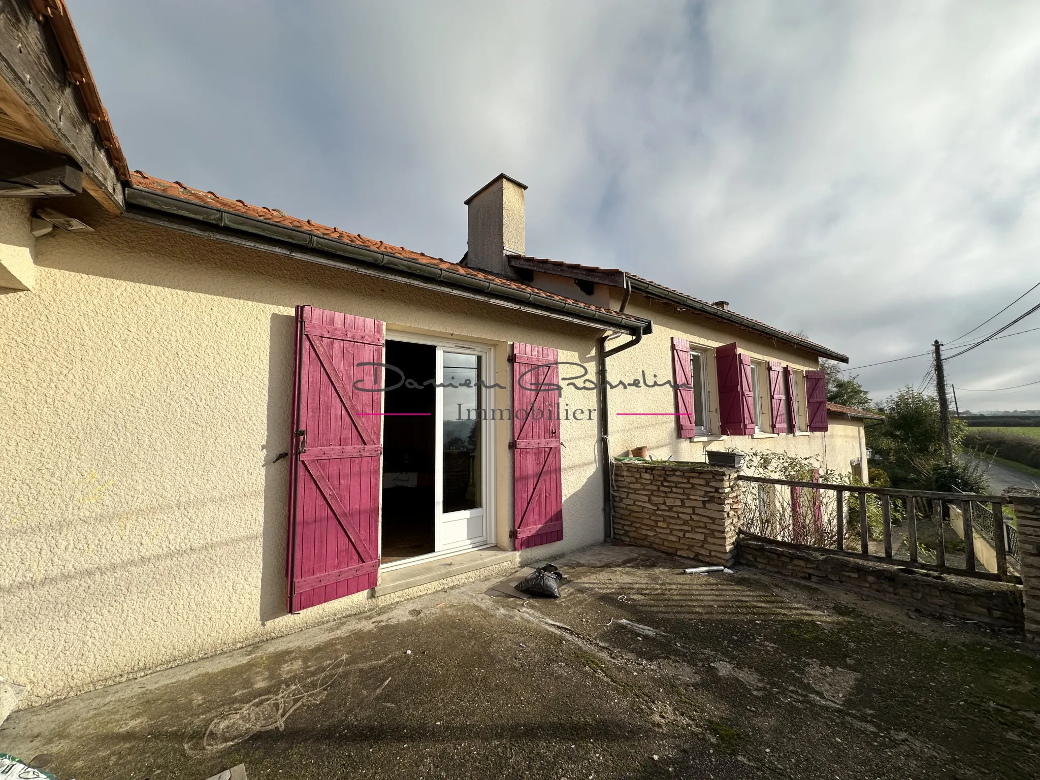 Maison avec dépendances à Perreux - 2980 m² 