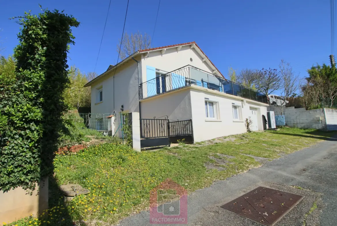 Maison rénovée avec deux appartements à vendre à Puy l'Évêque 