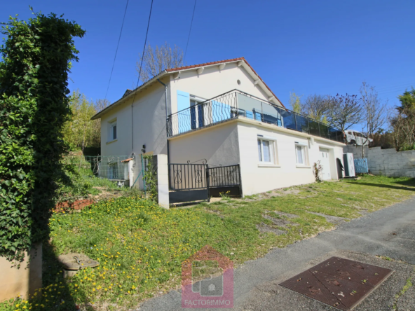 Maison rénovée avec deux appartements à vendre à Puy l'Évêque