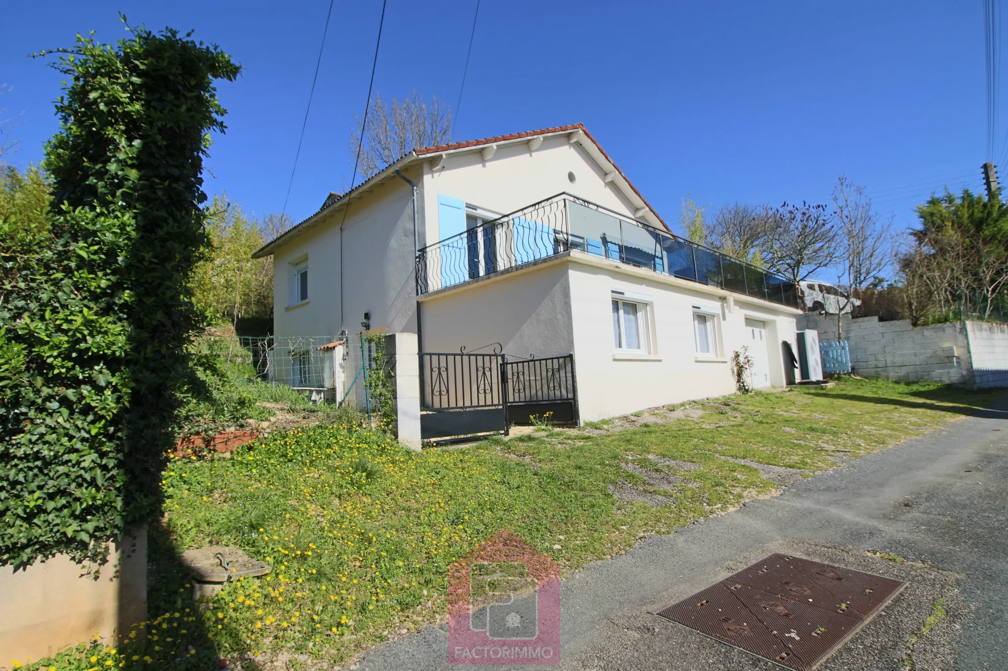 Maison rénovée avec deux appartements à vendre à Puy l'Évêque 