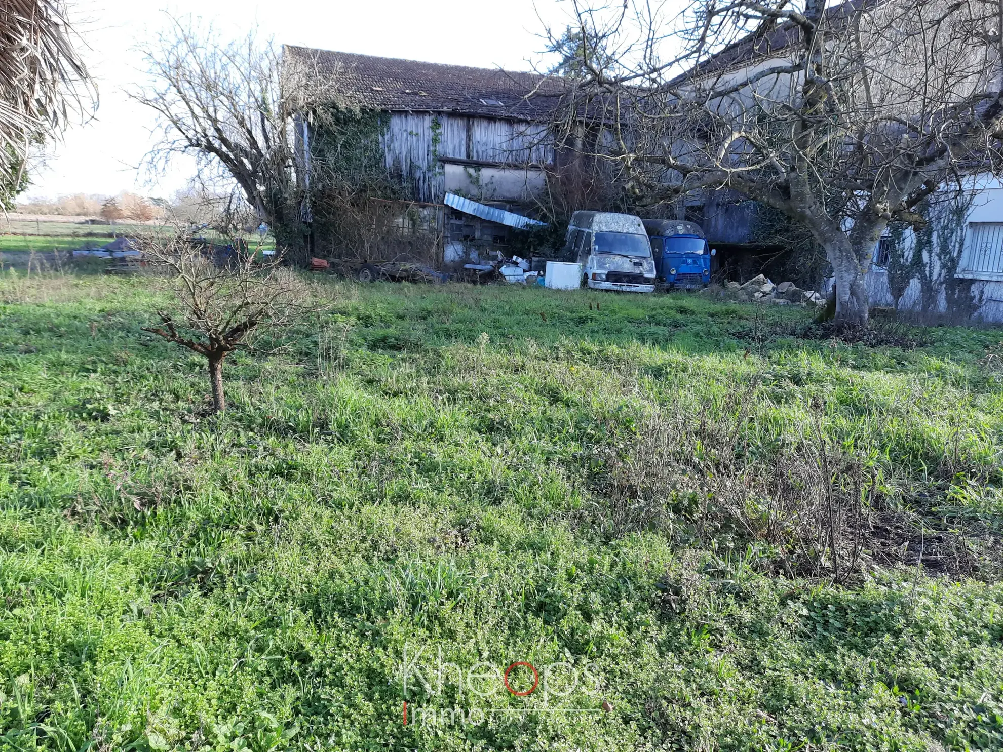 Grange à rénover entièrement à Lamothe Landerron + jardin de 480 m² 