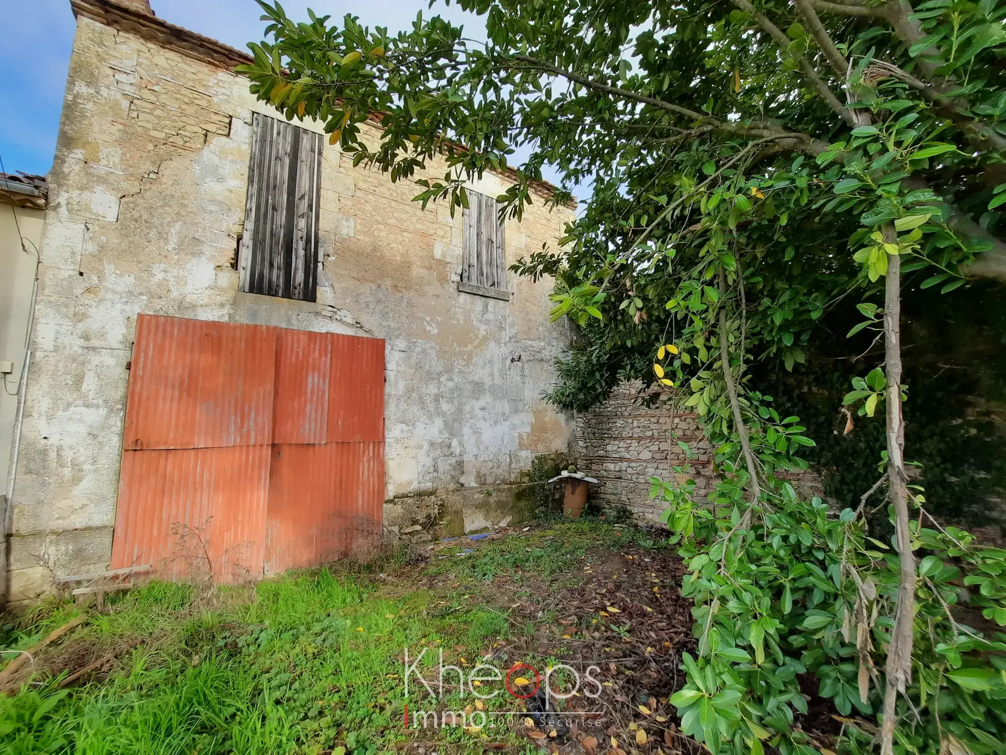 Grange à rénover entièrement à Lamothe Landerron + jardin de 480 m² 