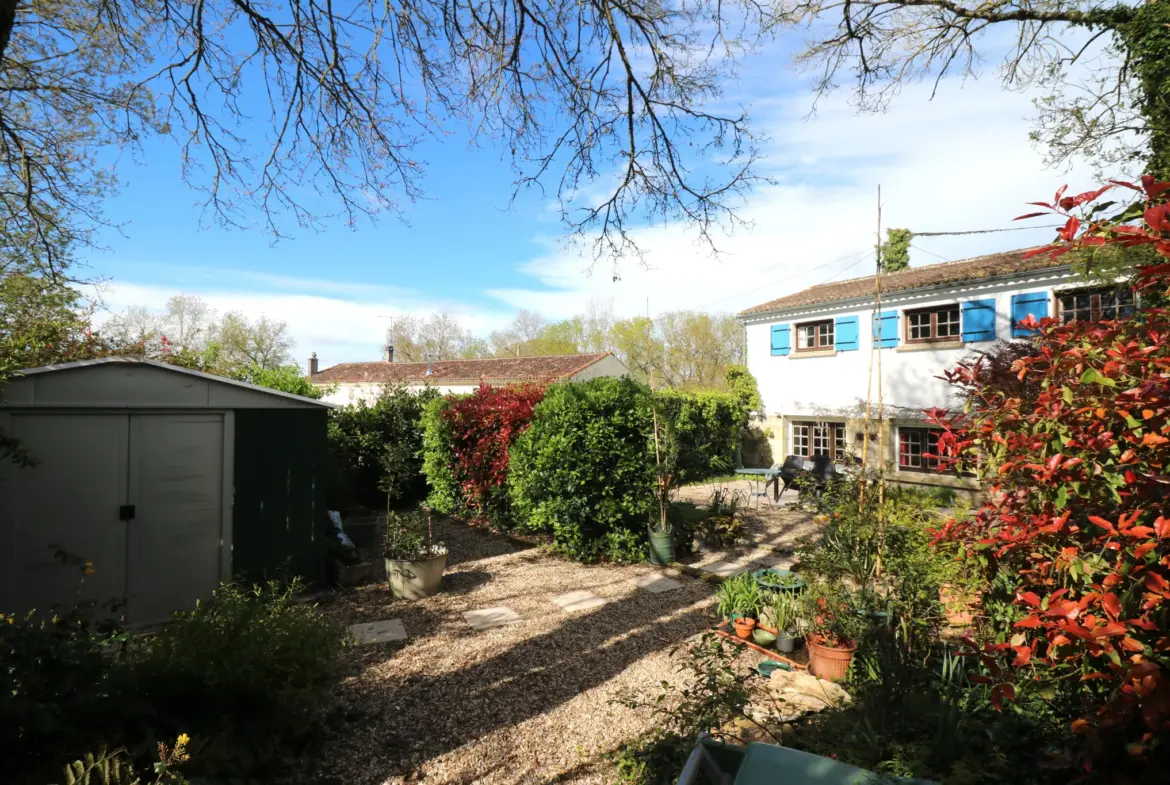 Maison de 111 m² à Crazannes avec 3 chambres et jardin 